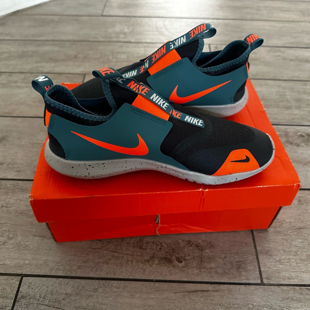 Nike size 6 youth sneakers